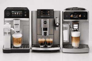 Drie verschillende koffiemachines voor het maken van espresso, cappuccino en latte, ideaal voor koffieliefhebbers die kwaliteit en gemak zoeken.